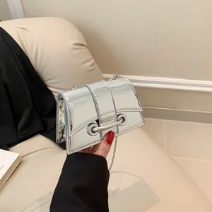 Mini sac à bandoulière argenté miroir avec chaîne en métal et finition brillante