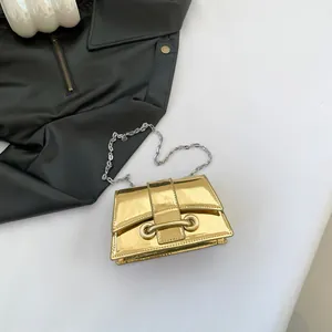 Mini sac à bandoulière doré en similicuir verni avec chaîne chic pour femme