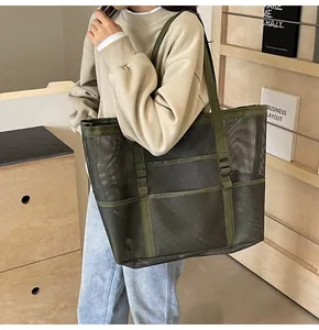 Detalle del bolso tote de malla verde militar con tela transpirable y asas resistentes