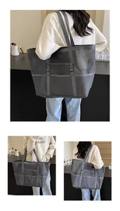 Detalle del bolso tote de malla gris con textura transpirable y bolsillos laterales prácticos