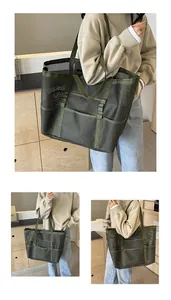 Detalle de un bolso tote de malla verde oscuro con asas reforzadas y varios bolsillos