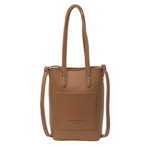 Mini sac seau marron en cuir texturé litchi avec poche avant et bandoulière chic
