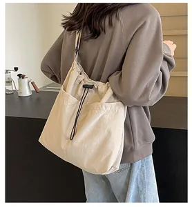 Details der beige Schultertasche aus Nylon mit Kordelzugtaschen für den Alltag