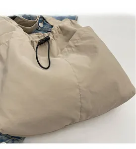Nahaufnahme der beigen Nylon-Einkaufstasche mit weicher Faltenstruktur und Kordelzug