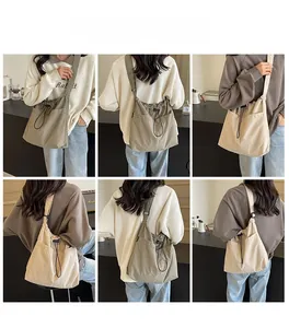 Detailansicht der großen Nylon-Umhängetasche mit Kordelzug und Vordertasche