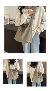 Detail der khakifarbene Nylon-Umhängetasche mit Kordelzugtasche und breitem Schultergurt