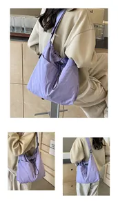 Detailansicht der großen hellvioletten Nylon-Umhängetasche mit Kordelzug und breitem Riemen