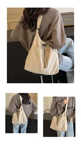 Detailansicht der beigefarbenen Segeltuchtasche mit Kordelzug und praktischen Taschen