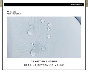 Detalle de la textura de tela impermeable azul claro con gotas de agua sobre la superficie