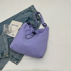 Minimalistische hellviolette Canvas-Umhängetasche mit Kordelzug für den täglichen Pendelverkehr