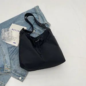 Schwarze Canvas-Umhängetasche mit Kordelzug und verstellbarem Riemen im Japan-Stil