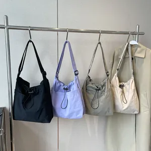 Große minimalistische Nylon-Umhängetaschen in Schwarz, Lavendel, Grün und Creme