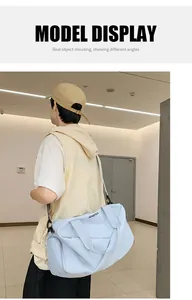 Bolsa de viaje azul claro de gran capacidad con correa de hombro ajustable negra