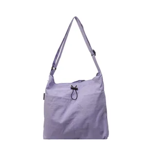 Große hellviolette Nylon-Umhängetasche mit verstellbarem Riemen und Vordertaschen