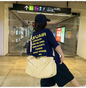 Bolsa de deporte grande de nailon beige con separación seco-húmedo en el metro