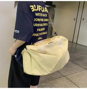 Bolso de viaje grande amarillo pálido con compartimento para zapatos y correa ajustable