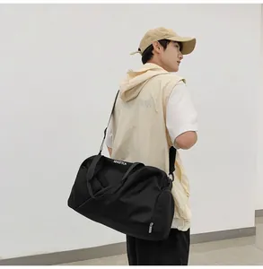 Bolsa de deporte negra de gran capacidad con correa de hombro y bolsillo lateral