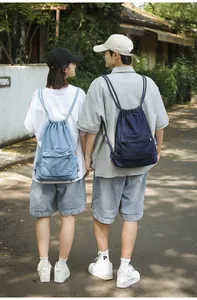 Détails de sacs à dos en jean à cordon en bleu clair et bleu foncé lors d'une vue extérieure