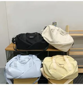 Bolsas de viaje espaciosas e impermeables en varios colores con correa ajustable