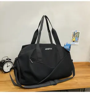 Vista detallada de la bolsa de deporte de nailon negro con letras blancas en escritorio