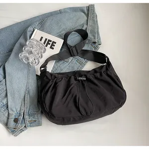 Sac bandoulière noir en nylon plissé avec accessoires de mode décontractés au plat