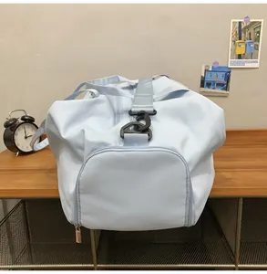 Primer plano de una bolsa de fitness azul claro impermeable con bolsillos en una mesa