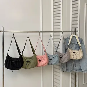 Sacs à bandoulière en nylon plissé en forme de croissant en plusieurs couleurs