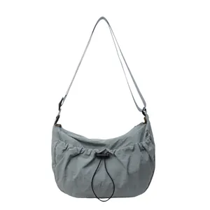 Sac bandoulière plissé bleu clair tendance avec cordon de serrage et sangle réglable
