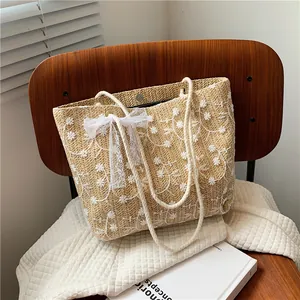 Strohtasche mit Gänseblümchen-Stickerei, Spitzenschleife und Baumwollgriffen für Sommer