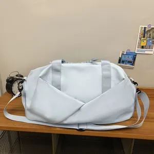 Bolso deportivo azul claro cilíndrico con asas y correa para gimnasio y viajes cortos