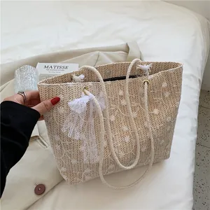 Stroh-Stofftasche mit weißer Blumenstickerei und Spitzenschleife für Damen im Sommer