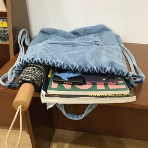 Sac à dos minimaliste en denim bleu clair avec cordon de serrage et intérieur spacieux