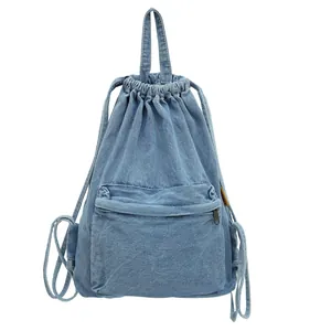 Sac à dos en jean bleu clair avec cordon de serrage et poche zippée à l'avant