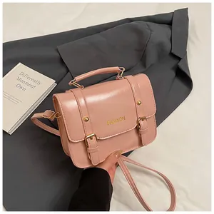 Λεπτομέρεια της ροζ τσάντας PU με το λογότυπο FASHION και χρυσές μεταλλικές αγκράφες