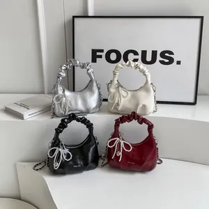 Sacs à main croissant plissés chics avec perles et chaînes métalliques en quatre couleurs