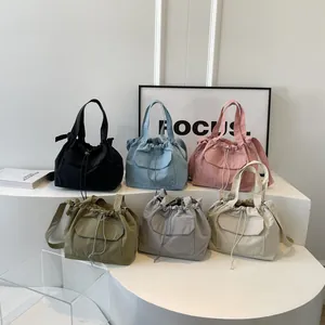 Grand sac fourre-tout en nylon à cordon en six couleurs pour un porté épaule polyvalent