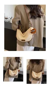 Détail du sac tressé avec bordure en cuir marron et charm de monstre en peluche