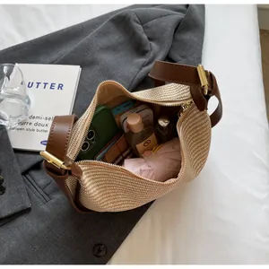 Vue intérieure montrant la grande capacité du sac à bandoulière tissé avec des essentiels