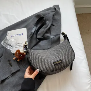 Sac bandoulière tissé 2024 en forme de dumpling avec couleurs contrastées et breloque