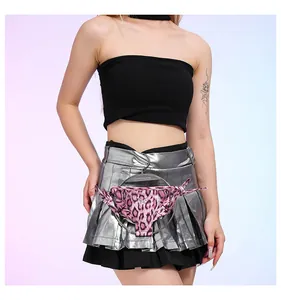 Bas de bikini léopard rose avec boucle papillon argentée et lanières à nouer sur le côté
