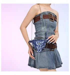 Détail du mini sac léopard bleu avec fermoir papillon argenté et poignée métallique