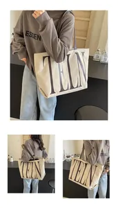 Gros plan du grand sac cabas en toile avec anses en cuir marron et lettrage TELN