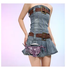 Détail d'une robe bustier en jean avec deux ceintures marron et accessoire léopard