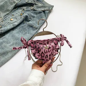 Mini sac bandoulière léopard rose avec breloque papillon argentée et chaîne