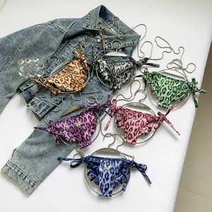 Collection de bas de bikini à motif léopard avec nouettes latérales et charms papillon