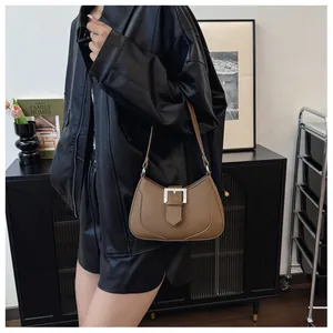 Détail du sac sous l'aisselle en cuir marron avec boucle carrée argentée élégante