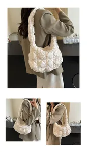 Détail du sac nuage matelassé beige montrant la texture bouffante et la bandoulière