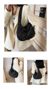 Détail du sac matelassé noir montrant la texture nuage et le matériau en nylon