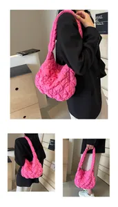 Vues détaillées du sac à bandoulière matelassé rose vif en styles hobo et sac à main