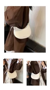 Détail du sac bandoulière croissant crème avec logo FASHION & BAGS et fine bandoulière
